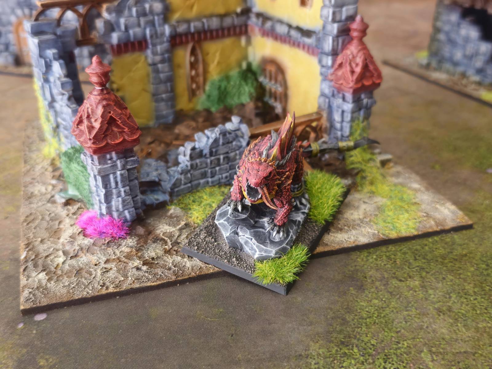 Dragon peint devant les ruines d’une tour fantastique